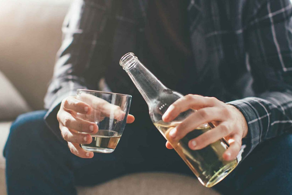 “Alcoholic nose,” a slang term used to describe a swollen, red, bumpy nose, was thought to be caused by drinking too much alcohol. Continue to read to learn more about the causes and signs of an alcoholic nose.