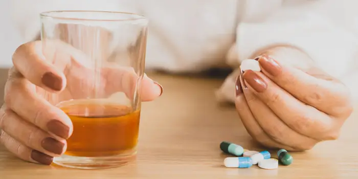 Mixing Macrobid and Alcohol can have negative effects. Antibiotics and alcohol can cause similar side effects, such as stomach upset, dizziness, and drowsiness. Combining antibiotics and alcohol can increase these side effects.