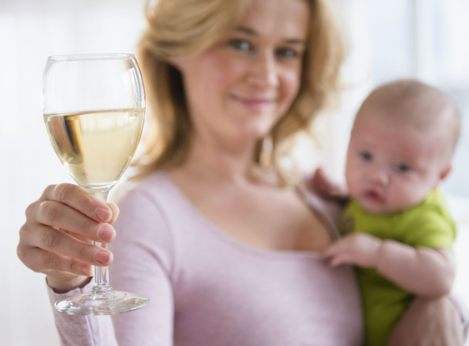 How Long Does Alcohol Stay in Breastmilk? Alcohol and breastmilk don't mix well, and various risks are associated with consuming alcohol while breastfeeding. Nursing mothers need to be aware of these risks and take precautions to ensure the safety and health of their babies.