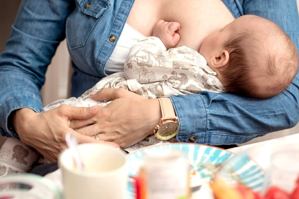 Can You Drink Alcohol While Breastfeeding? A breastfeeding mother's alcohol intake must be carefully considered to ensure safe milk. Alcohol should be consumed moderately by mothers. Wait 2-3 hours between drinks before breastfeeding. This lets milk and blood alcohol clear.