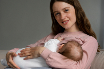 a mom breastfeeding a baby, thinking about the breastfeeding oxycodone situation